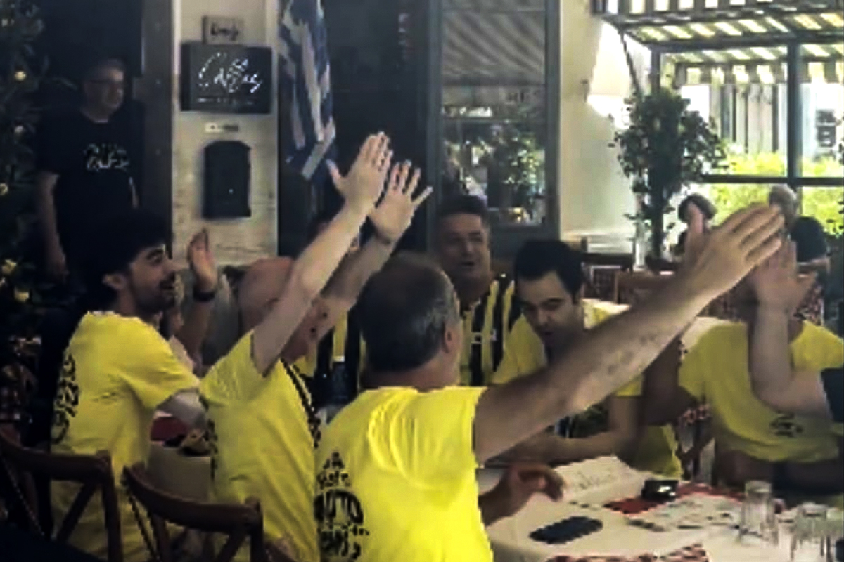 Οι φίλοι της Φενέρ σε ταβέρνα στο Θησείο λίγο πριν το τζάμπολ (vid)