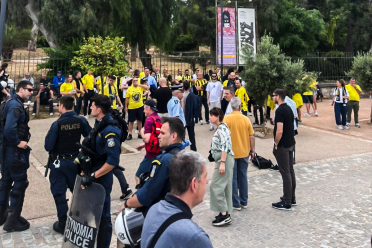 Μικρή ένταση αστυνομίας και οπαδών της Φενέρμπαχτσε – Τι γίνεται με όσους δεν έχουν εισιτήριο (vid)