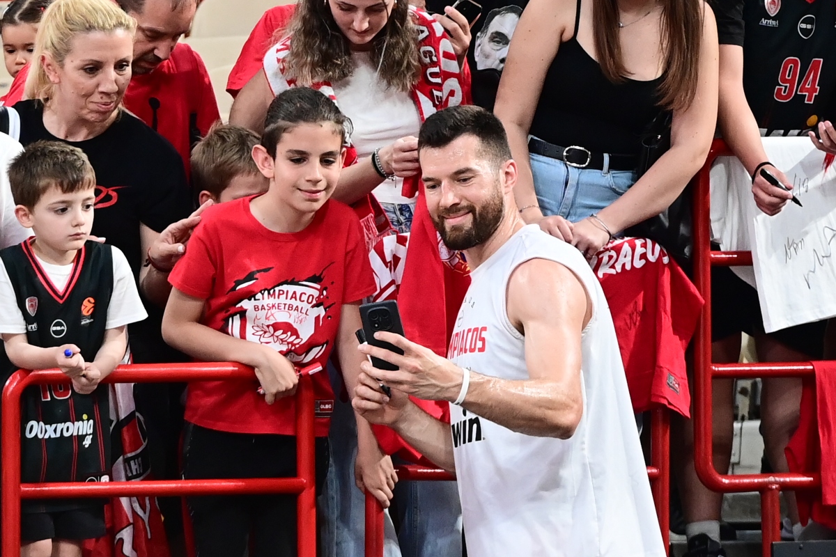 Πόλος έλξης οι Ουόκαπ και Πίτερς από τους νεαρούς φίλους του Ολυμπιακού (vid)