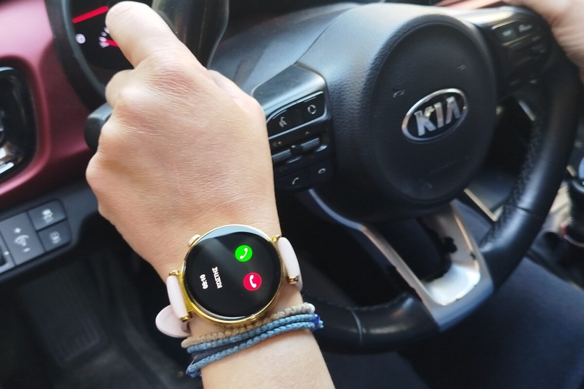 Νέος ΚΟΚ: Τι αναφέρει για τη χρήση smartwatch κατά την οδήγηση