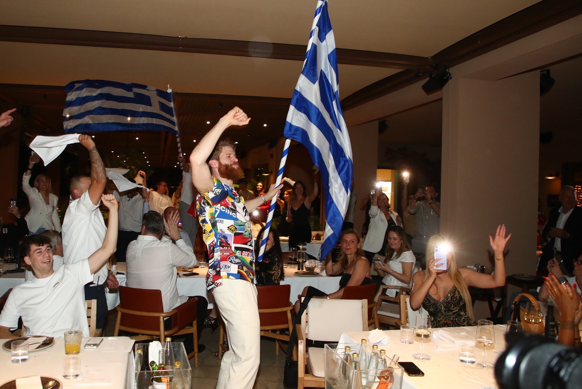 Πάρτι μέχρι τέλους – Ο χορός του Ουόκαπ ανεμίζοντας την ελληνική σημαία (vid)