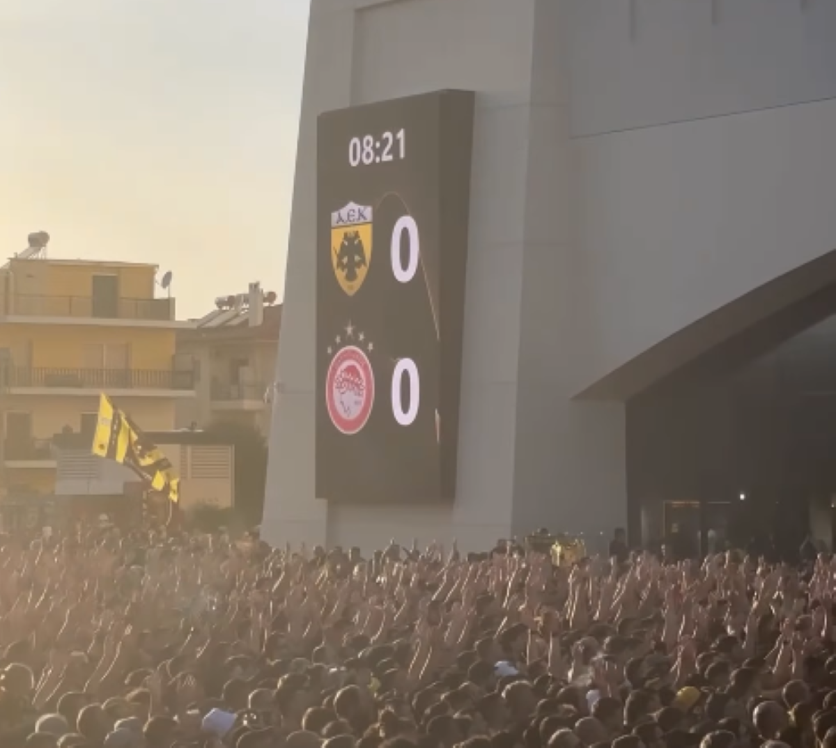 Παροξυσμός έξω από την Allwyn Arena (vid)