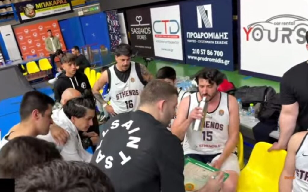 Ο Ρογκαβόπουλος σε ρόλο προπονητή και οι συμπαίκτες του στο πλευρό του