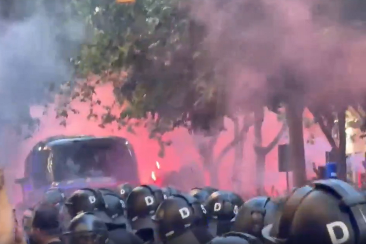 Χαμός πριν το clasico: Οπαδοί της Μπαρτσελόνα επιτέθηκαν… κατά λάθος στο πούλμαν της ομάδας τους