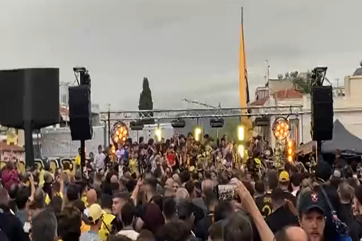 Μάριος Ηλιόπουλος: Πανηγύρισε με νεαρούς φίλους της ΑΕΚ