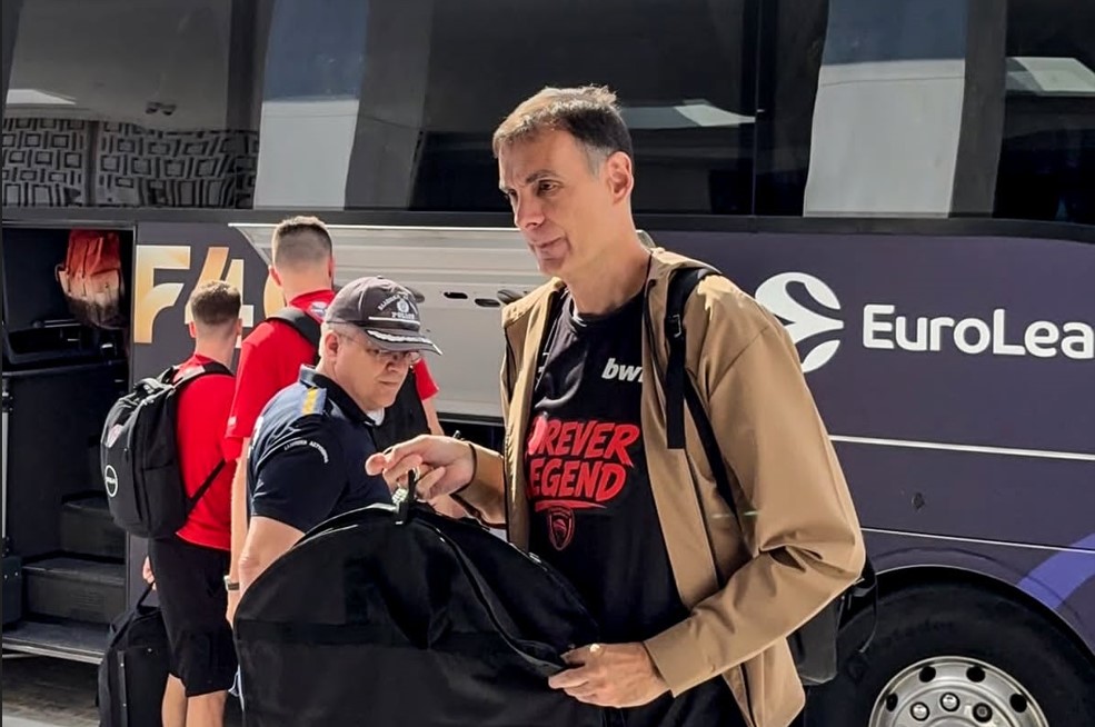 Η άφιξη του Ολυμπιακού στο ξενοδοχείο για το Final Four – Το μήνυμα στα μπλουζάκια της αποστολής (vid, pic)