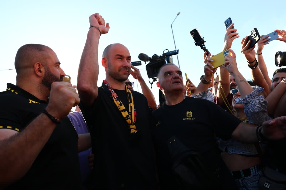 Πανζουρλισμός  και τρέλα για Σπανούλη στο αεροδρόμιο «Μακεδονία» από τους χιλιάδες φιλάθλους του Άρη Betsson (pics/vids)