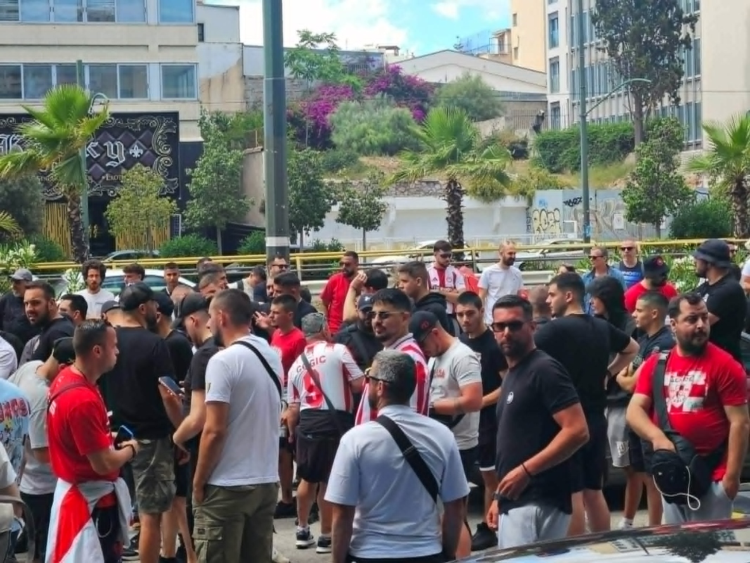 «Τρέλα» από τον κόσμο του Ολυμπιακού στο ξενοδοχείο της ομάδας και αποθέωση σε Μπαρτζώκα και παίκτες – Τα βίντεο του Sportal