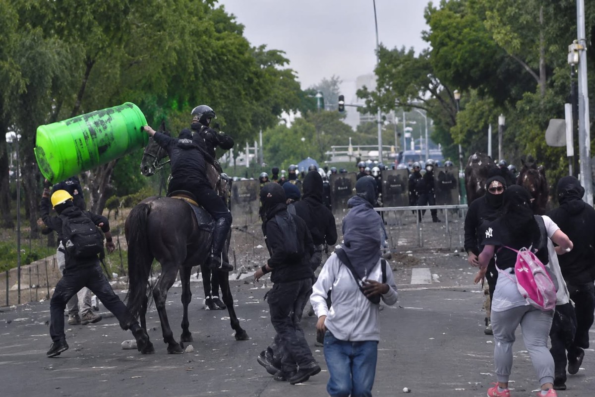 Σοβαρά επεισόδια σημειώθηκαν έξω από το Αζτέκα κατά τη διάρκεια του Μεξικό – Νότια Αφρική (vid)