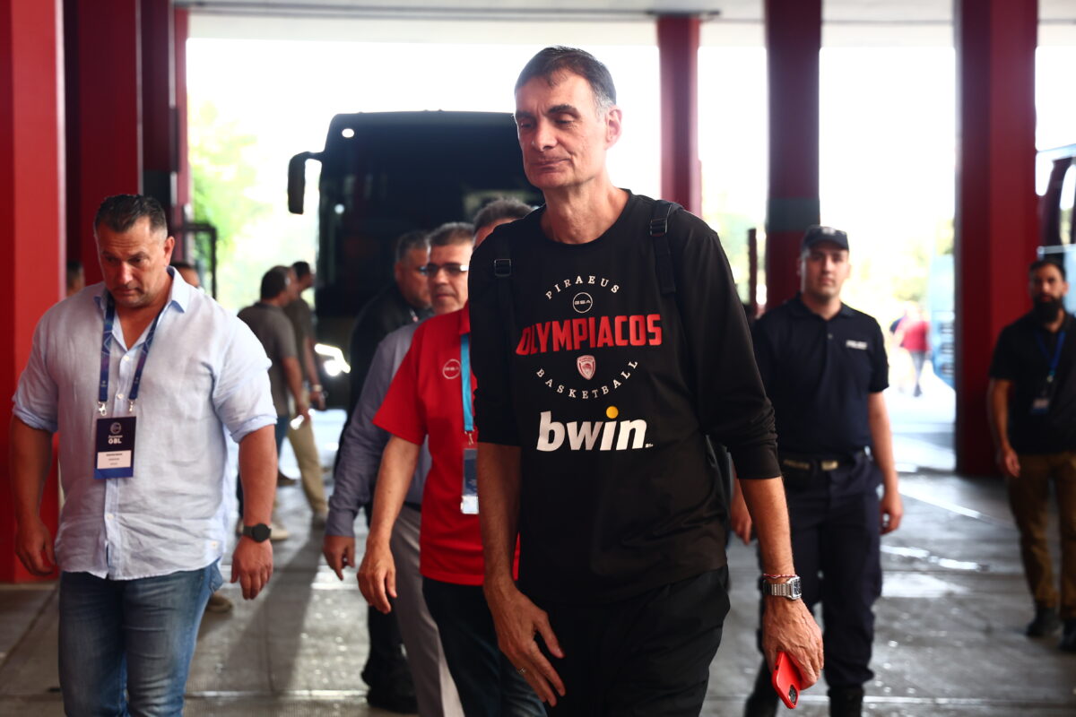 Η άφιξη της αποστολής του Ολυμπιακού στο ΣΕΦ για το game 3 – Το βίντεο του Sportal