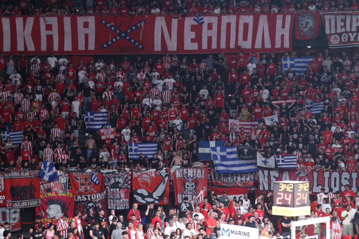 Η ανάκρουση του Εθνικού Ύμνου πριν το τζάμπολ του Game 3 – Γεμάτο με ελληνικές σημαίες το ΣΕΦ (vid)