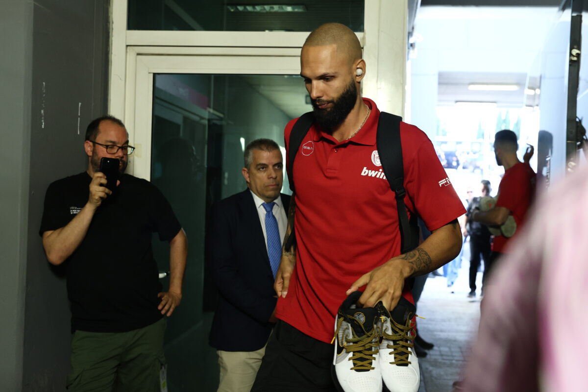 Η άφιξη της αποστολής του Ολυμπιακού στο «T-Center» για το Game 4 – Το βίντεο του Sportal