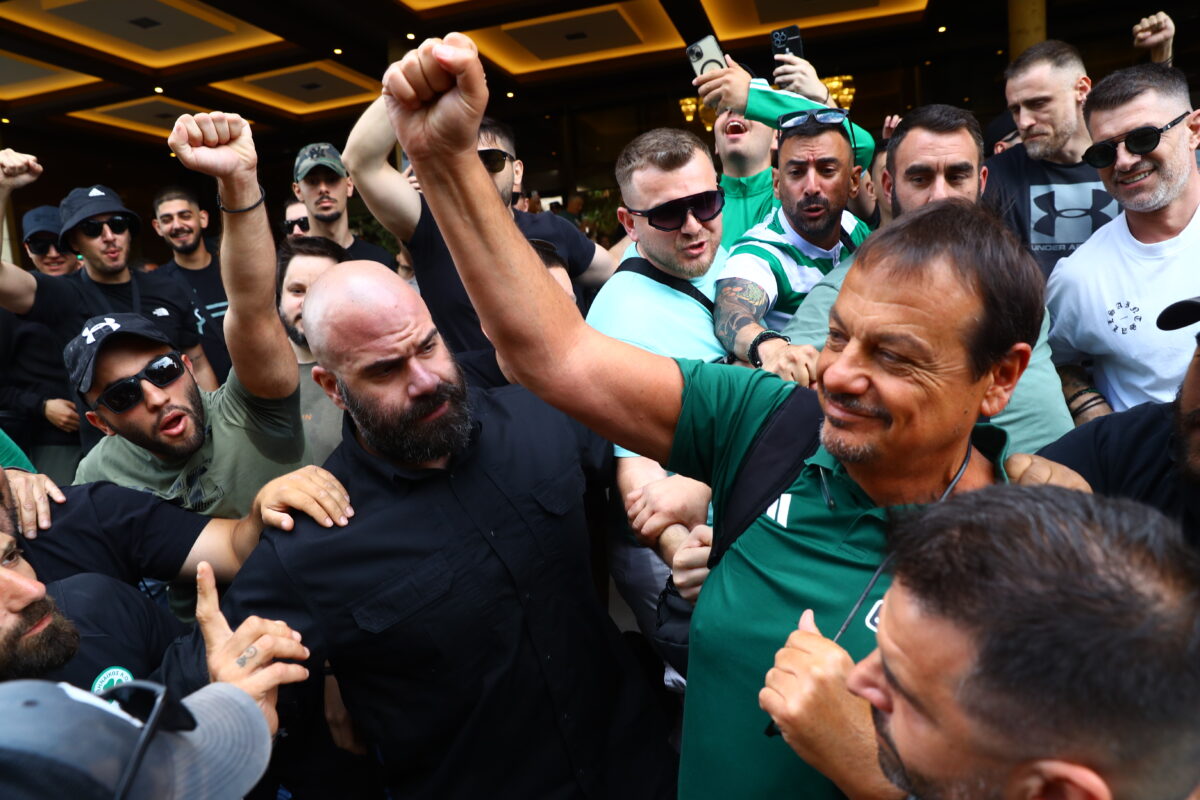 Αταμάν με υψωμένες γροθιές στο Κάραβελ – Αποθέωση και σύνθημα για το πρωτάθλημα (vid)