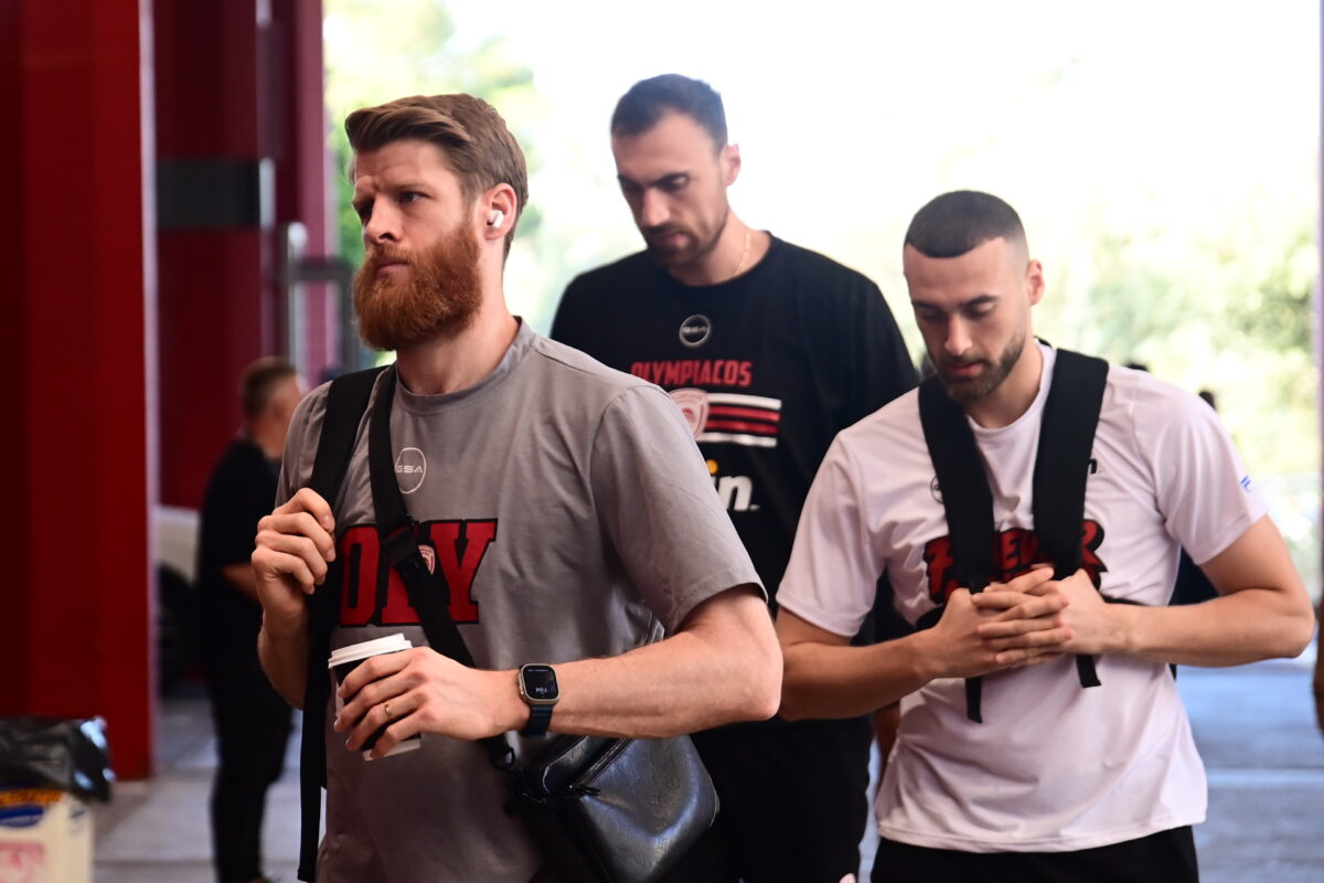 Η άφιξη του Ολυμπιακού στο ΣΕΦ για το game 1 κόντρα στον Παναθηναϊκό – Το βίντεο του Sportal