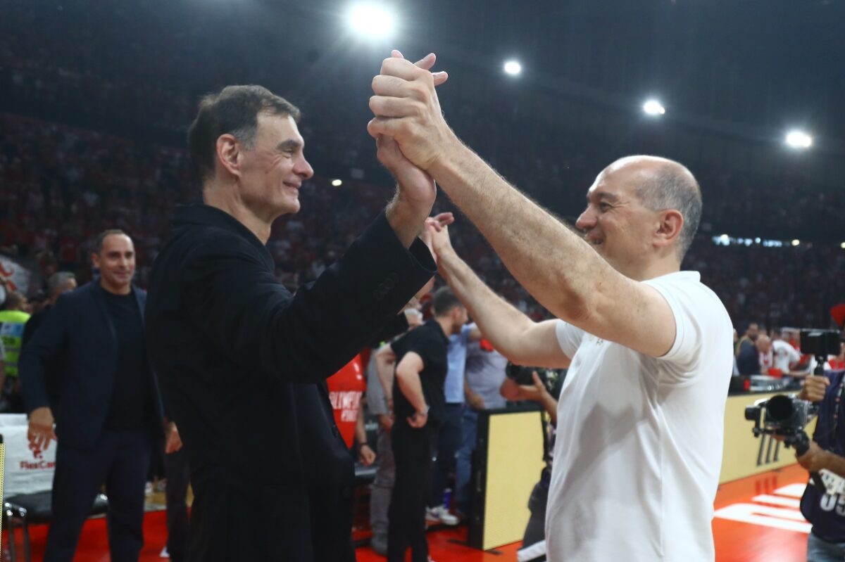 Οι αγκαλιές Μπαρτζώκα με παίκτες και Αγγελόπουλους μετά την κατάκτηση του πρωταθλήματος (vid & pics)