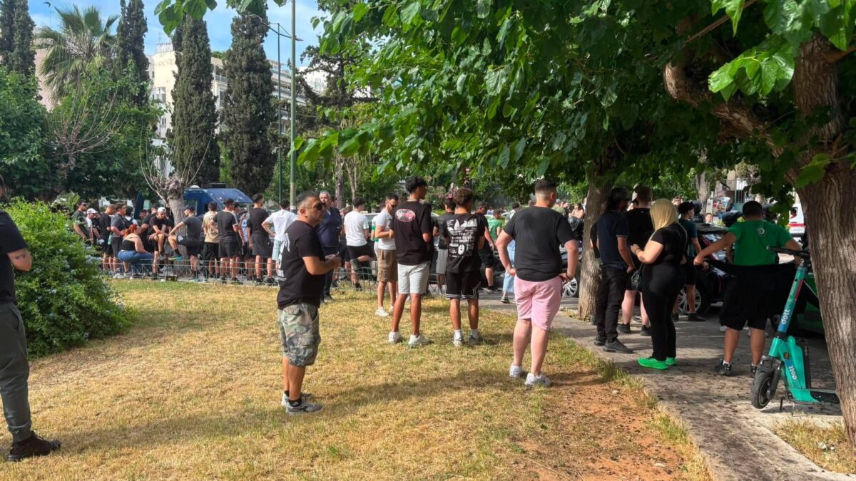 Οι φίλοι του Παναθηναϊκού αρχίζουν να μαζεύονται έξω από το ξενοδοχείο της ομάδας (pic)