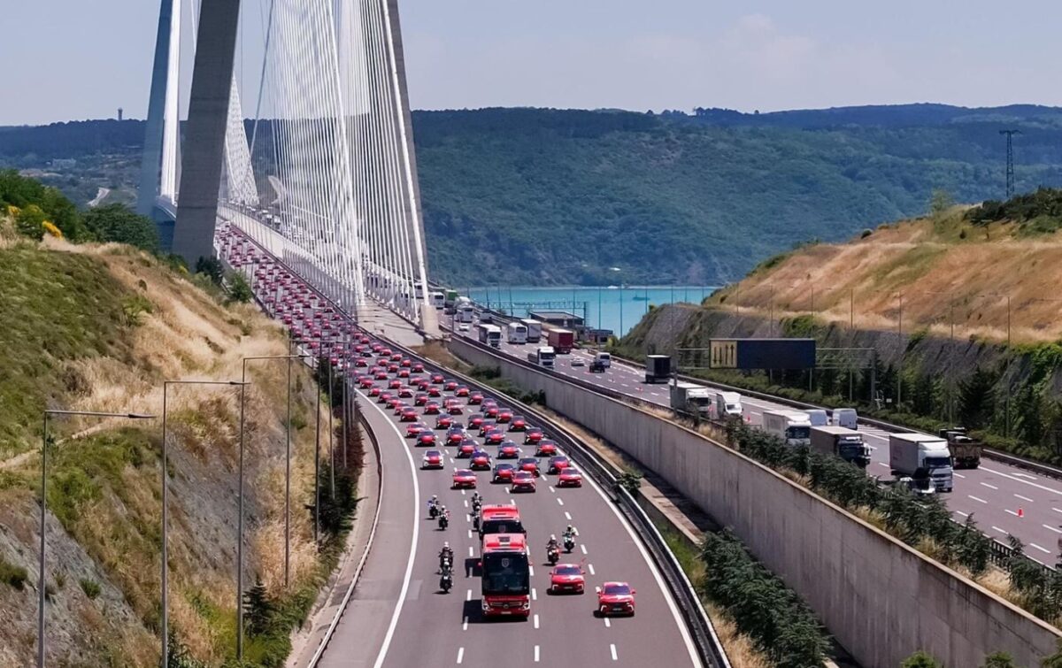 Εντυπωσιακό κονβόι συνόδεψε την εθνική Τουρκίας κατά την αναχώρηση της για το Μουντιάλ (pics & vids)
