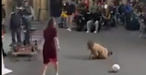 Η πρόεδρος του Μεξικό μοίρασε μπάλες ενόψει Μουντιάλ – Η τούμπα μίας ρεπόρτερ (vid)