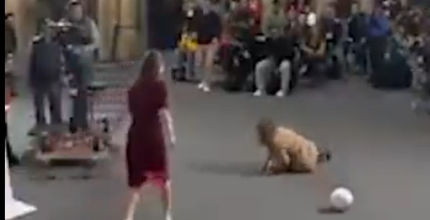 Η πρόεδρος του Μεξικό μοίρασε μπάλες ενόψει Μουντιάλ – Η τούμπα μίας ρεπόρτερ (vid)