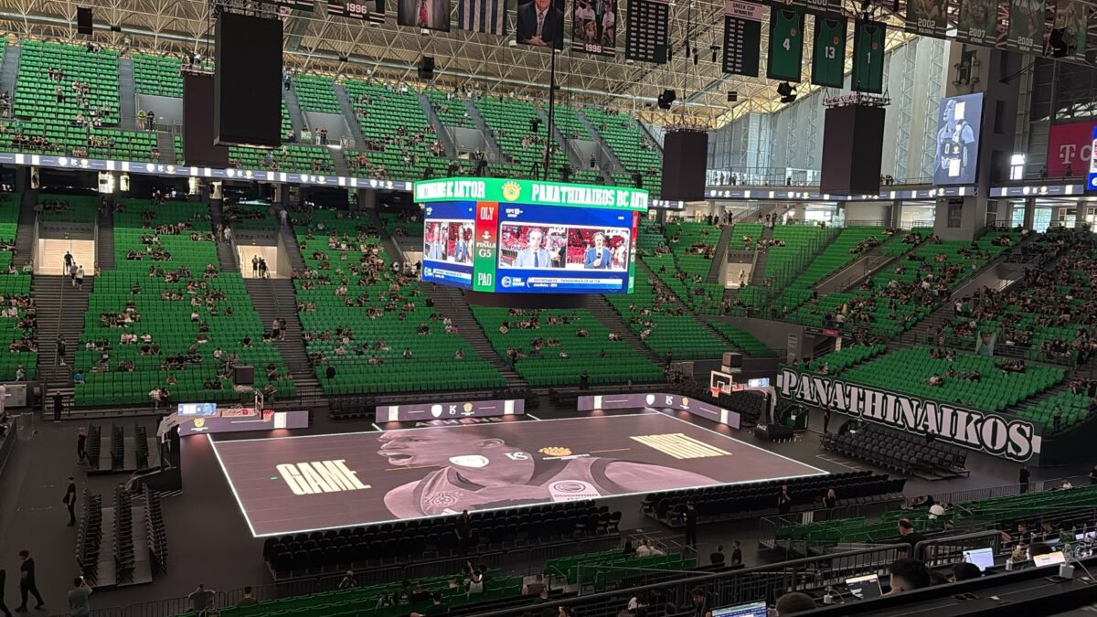 Το T-Center αρχίζει και… ζεσταίνεται εν όψει του Game 5 – Live από το glass floor η προβολή