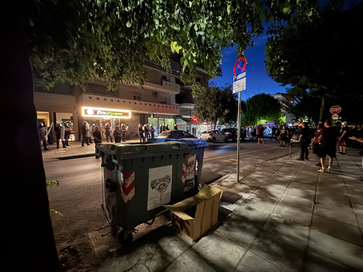Σκηνές χάους έξω από το σπίτι του ιδιοκτήτη της ΑΕΛ – Χημικά και κρότου-λάμψης μετά το συλλαλητήριο (pic & vid)