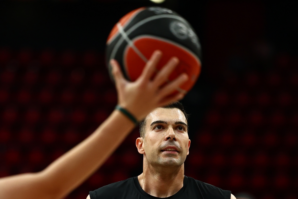 Αγωνία για Σλούκα – Μπήκε για προθέρμανση και δοκιμάζει το πόδι του