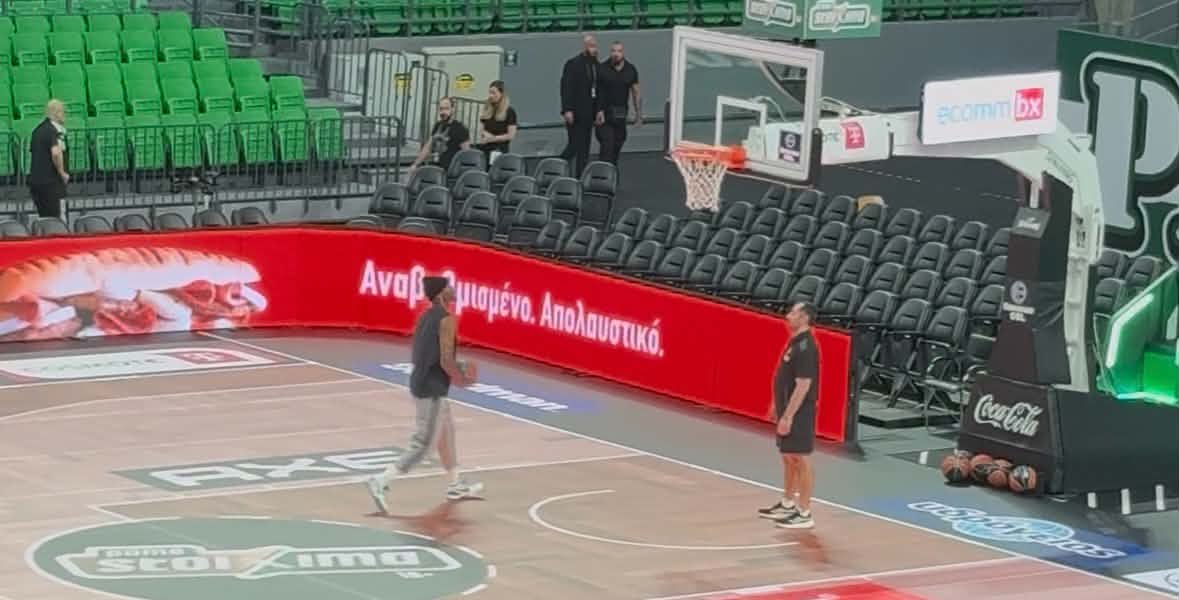 Με σκούφο για ζέσταμα τρεις ώρες πριν το Game 2 στο T-Center ο Χέιζ-Ντέιβις (vid)