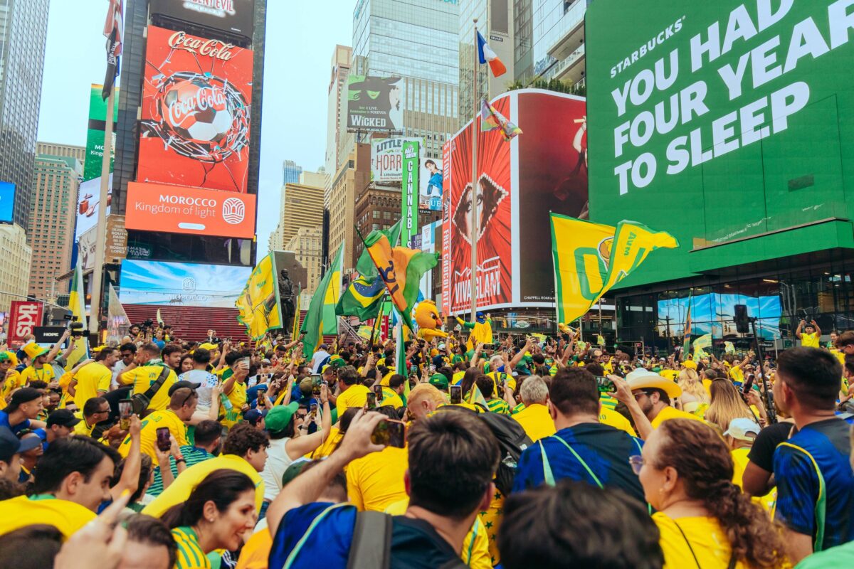 Οπαδοί της Βραζιλίας στην Times Square πριν το ματς με το Μαρόκο / ©IMAGO