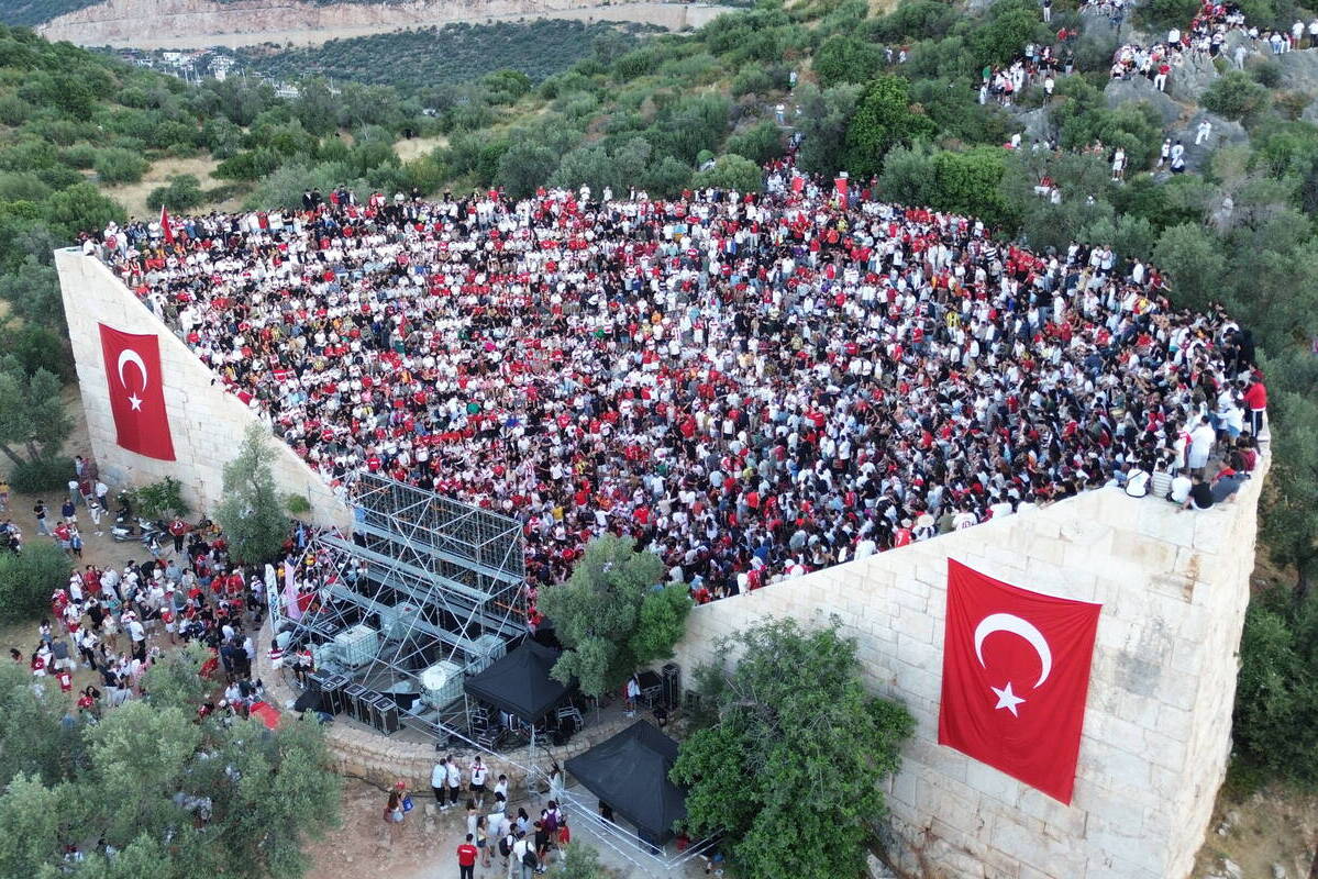 Η Τουρκία βάζει «φρένο» στις γιγαντοοθόνες για το Μουντιάλ λόγω αντίστοιχων πανελληνίων