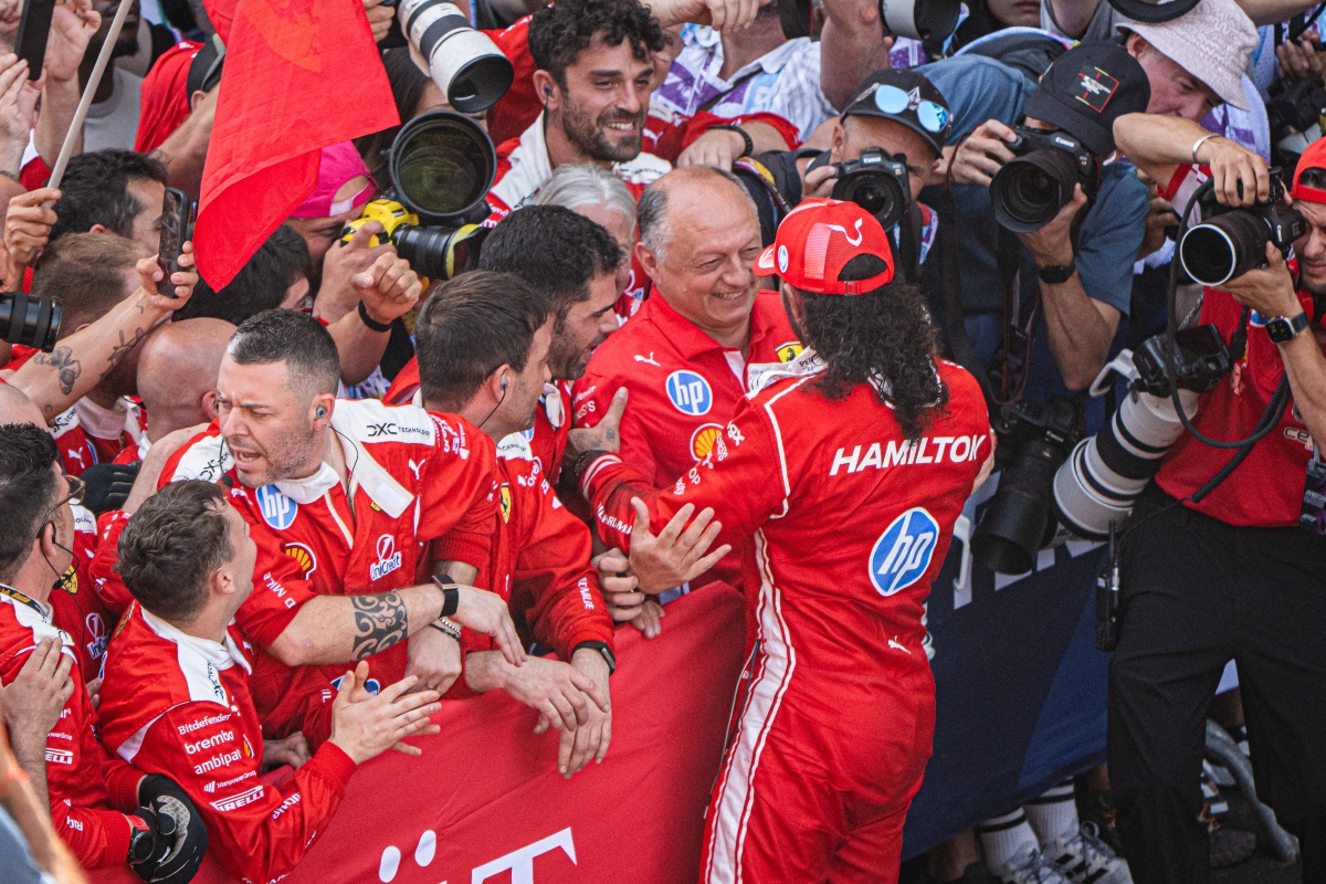 ©Imago/Άνθρωποι της Ferrari και Λιούις Χάμιλτον