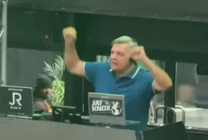 Ο Σαμ Αλαρντάις σε ρόλο DJ / © Twitter
