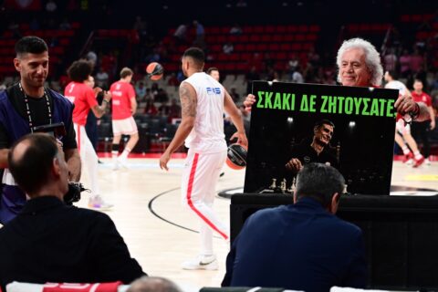 Πανό έπος στο ΣΕΦ για Μπαρτζώκα: «Σκάκι δε ζητούσατε;» (pic)