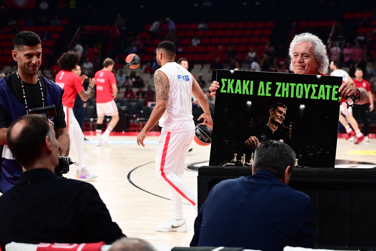 Πανό έπος στο ΣΕΦ για Μπαρτζώκα: «Σκάκι δε ζητούσατε;» (pic)