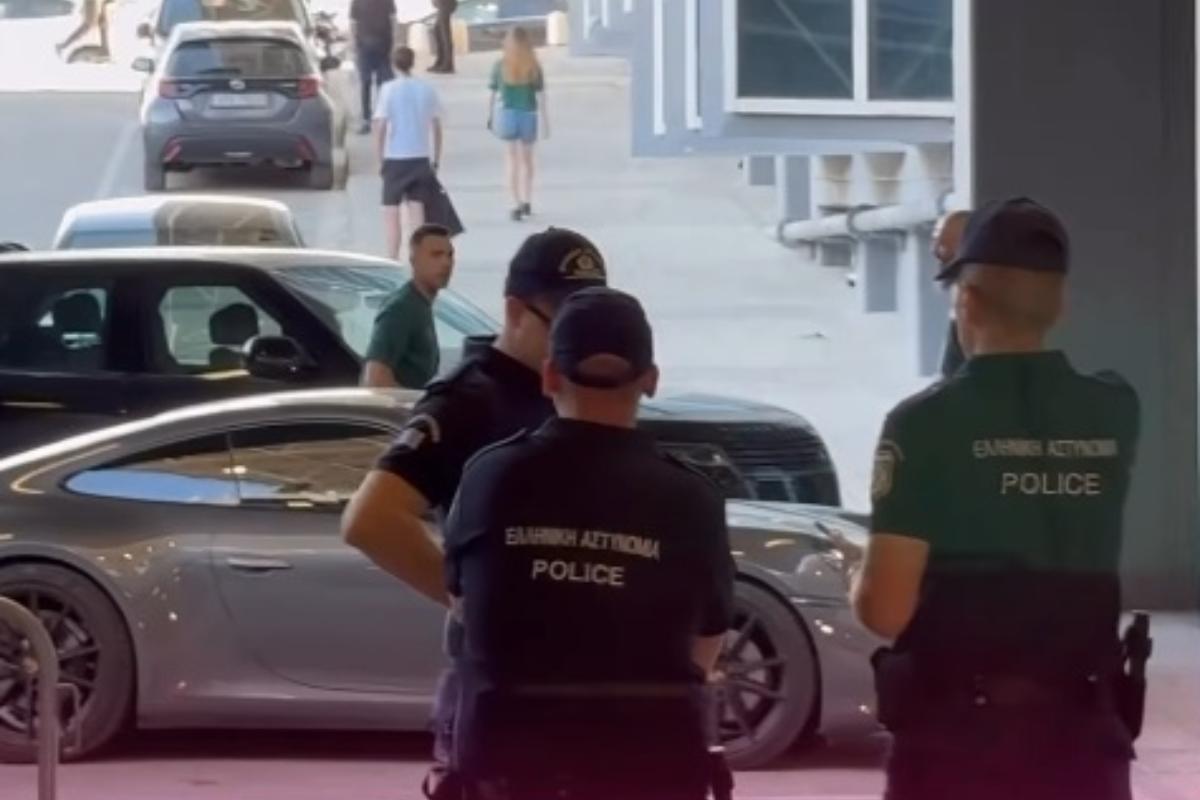 Η στιγμή που ο Σλούκας κατεβαίνει από την Porsche και μπαίνει στο T-Center (vid)