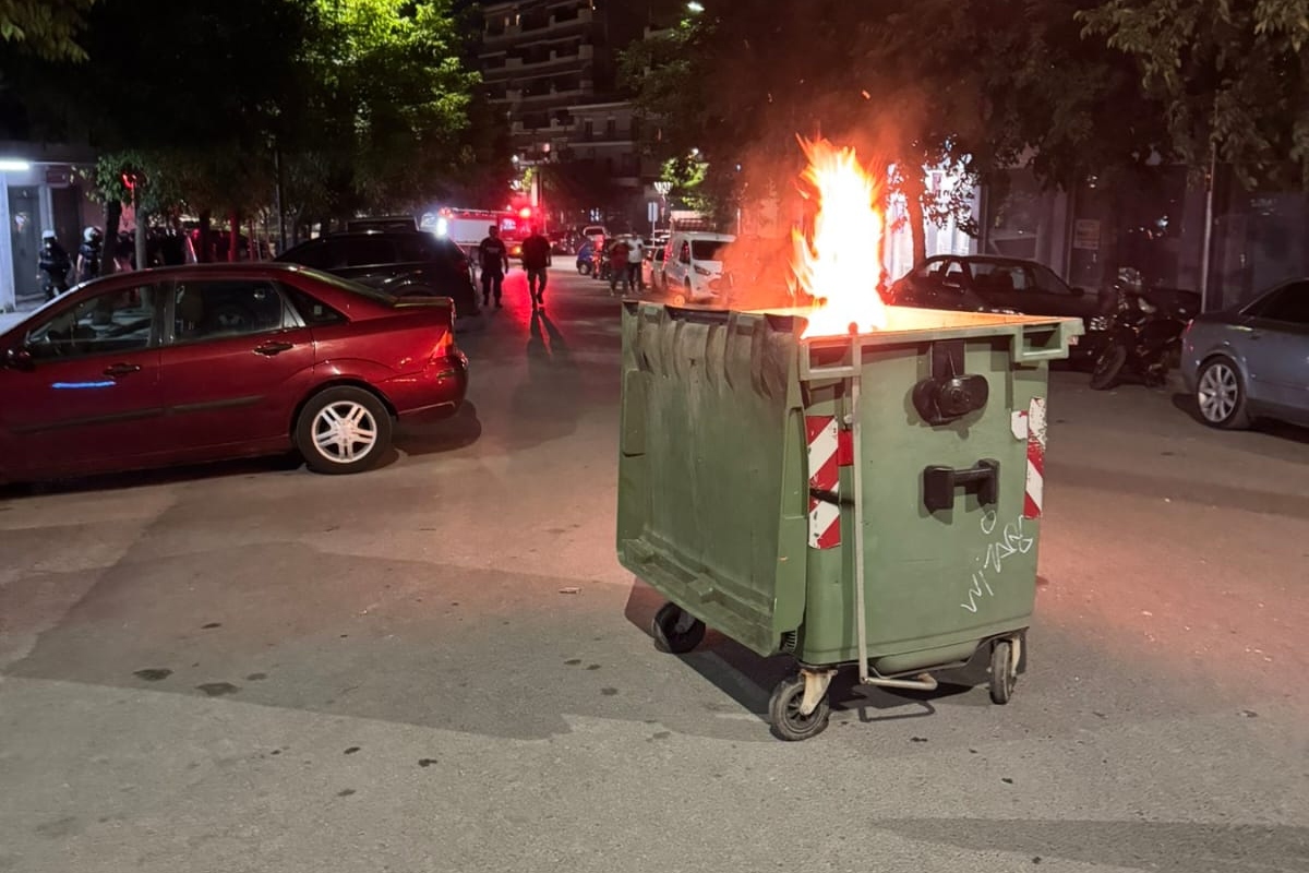 Σκηνές χάους έξω από το σπίτι του ιδιοκτήτη της ΑΕΛ – Χημικά και κρότου-λάμψης μετά το συλλαλητήριο (pic & vid)