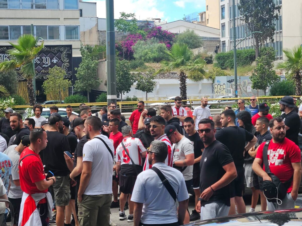 Στήριξη, συνθήματα και χειροκρότημα στην αποστολή του Ολυμπιακού πριν το Game 5 (pic/vid)