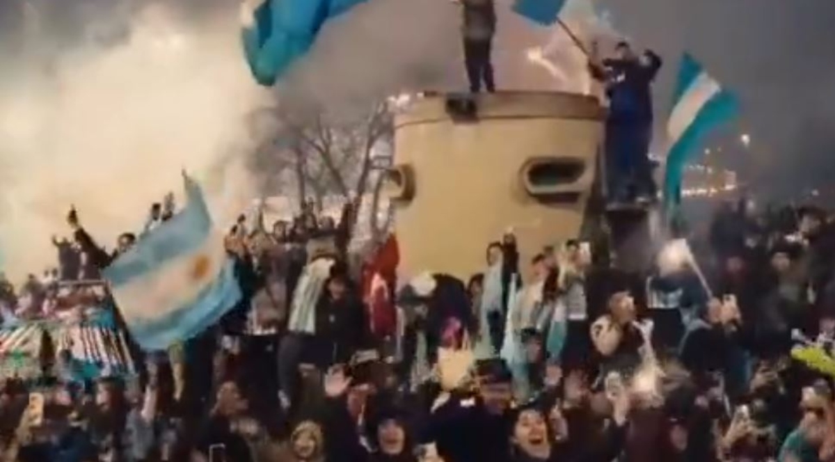 Χαμός στο Μπουένος Άιρες: Η Αργεντινή υποδέχθηκε τους ήρωές της σαν παγκόσμιους πρωταθλητές (vids)