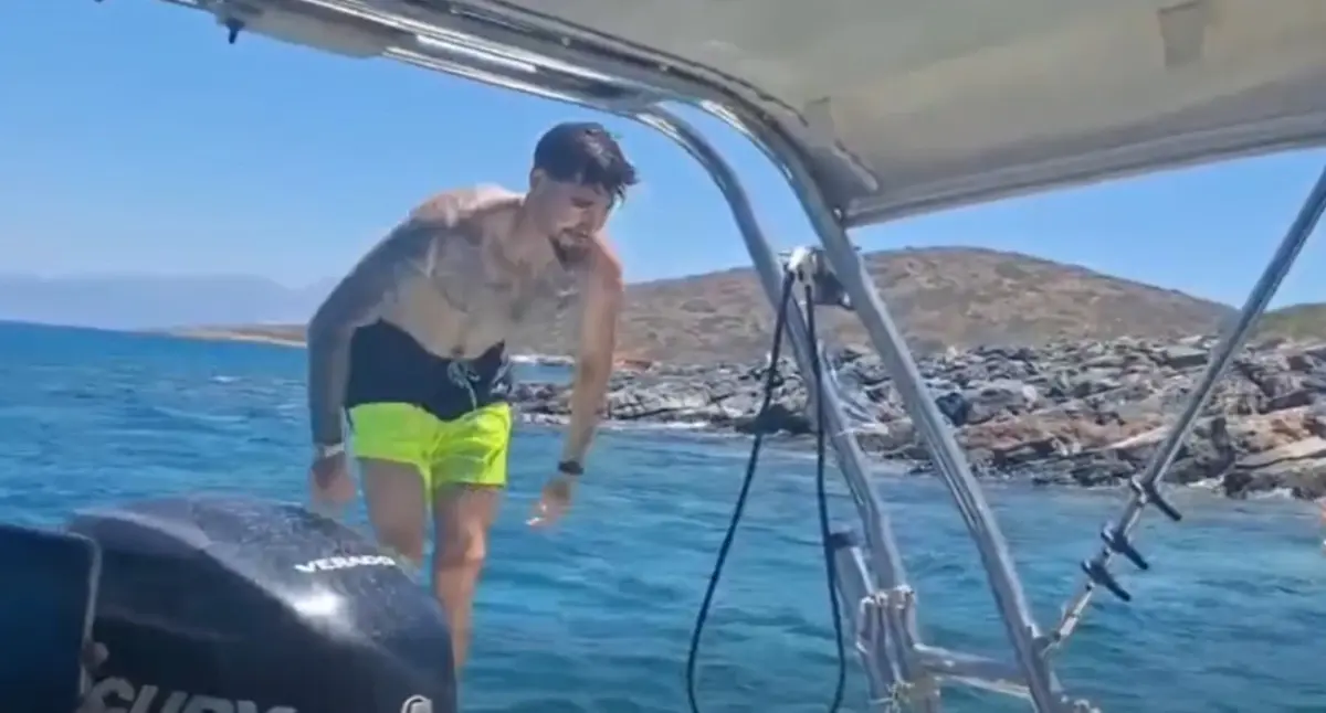 Μυθικός Χουάντσο κολύμπησε σε διπλανό σκάφος για να χαιρετήσει οπαδούς: «Ποιος από εσάς είναι Ολυμπιακός» (vid)