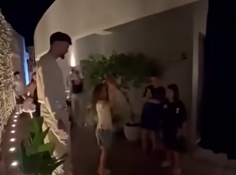 Ο Χουάντσο έστησε… παρκέ σε εστιατόριο για χάρη μικρών παιδιών (vid)