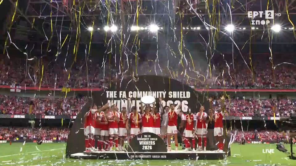 Η στιγμή της απονομής του Community Shield από την Άρσεναλ