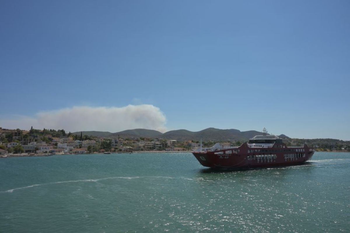 Φωτιά στη Σαλαμίνα: Δύο νεκροί και 4 τραυματίες στο νοσοκομείο – Καίγονται σπίτια και εκκενώσεις μέσω θάλασσας (vids)