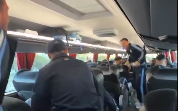 Ο τρόπος που επέλεξαν οι διεθνείς της Αργεντινής να αποχαιρετήσουν τον Μέσι – Tι τραγούδησαν στο πούλμαν (vid)