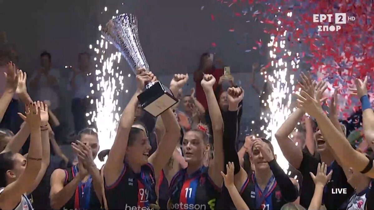 Η απονομή του τροπαίου του Super Cup στις νικήτριες του Πανιωνίου