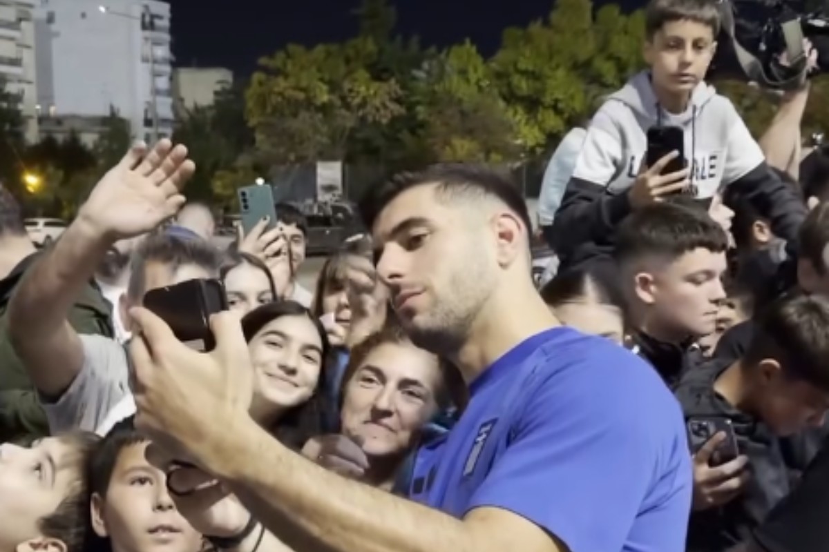 «Πότε θα έρθει η Εθνική;»: Θερμή υποδοχή και αποθέωση για την Εθνική Ελλάδας από εκατοντάδες μικρούς φιλάθλους έξω από την Τούμπα (vid)